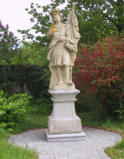 Die Statue des Hl. Florian im alten Friedhof.