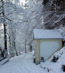 Der Hl. Brunnen in Bad Mühllacken, daneben befinden sich die Wasserreservoirs für den Kurbetrieb 