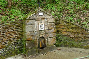Julius Quelle – ein Gedenkstein mit Wasserquellrohr und Trog in Bad Mühllacken 