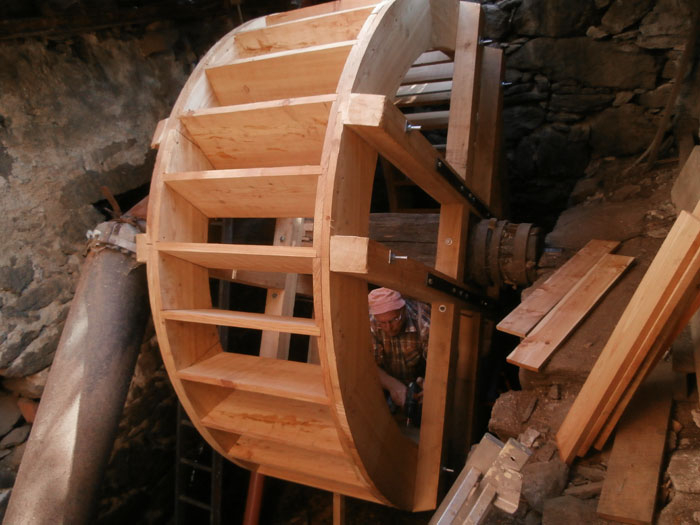 Das Wasserrad in der Steublmühle wird montiert